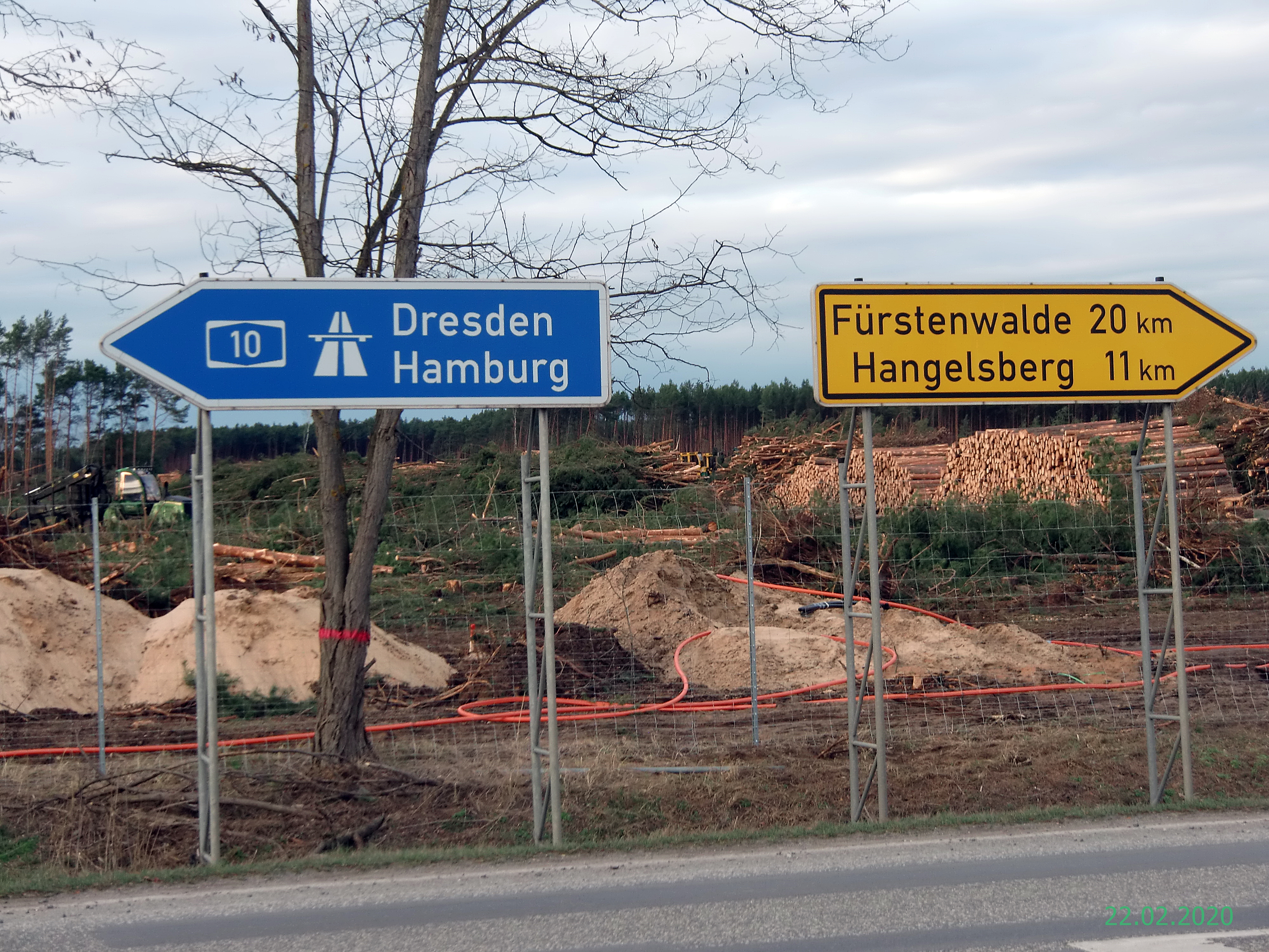 Hinweisschild am Checkpoint Charlie (von Ost nach West)